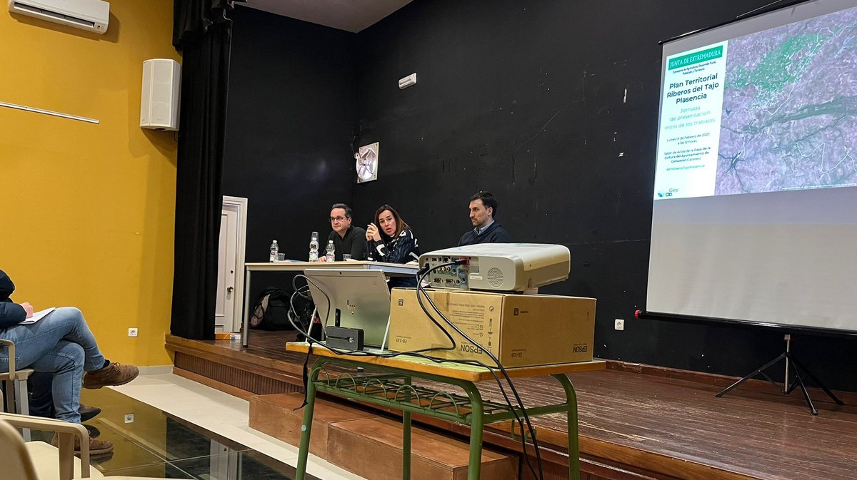 Luis Quesada Muelas (@luquemu) on Twitter photo Ayer en #Cañaveral presentando inicios del trabajo #PTRiberosTajoPlasencia junto con @manuelborobio de <a href="/abtemas_sl/">ABTEMAS SL</a> y Enrique López de <a href="/GeoInnovaASL/">Geoinnova</a> y la Directora General de OT y Urbanismo de la <a href="/Junta_Ex/">Junta de Extremadura</a>, Dña. Eulalia Elena Moreno de Acevedo Yagüe. Ayer en #Cañaveral presentando inicios del trabajo #PTRiberosTajoPlasencia junto con @manuelborobio de <a href="/abtemas_sl/">ABTEMAS SL</a> y Enrique López de <a href="/GeoInnovaASL/">Geoinnova</a> y la Directora General de OT y Urbanismo de la <a href="/Junta_Ex/">Junta de Extremadura</a>, Dña. Eulalia Elena Moreno de Acevedo Yagüe.