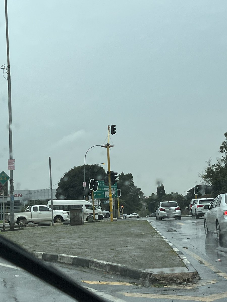 NotTheMomager's tweet photo. Peeps, please help a (desperate) gal out here. The lights at Albertina Susulu Rd and Allum Rd have been out for a month. It is an absolute nightmare getting off the highway! Who fixes these sorts of things?? @EWNTraffic @CityofJoburgZA @City_Ekurhuleni @TrafficSA https://t.co/Sq1HCY06S7