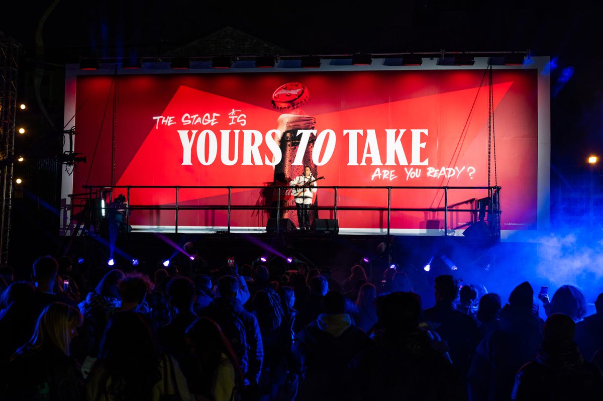 The stage is yours to take 🎤🍻

<a href="/BudweiserUK/">Budweiser UK</a> turned one of its billboards in Shoreditch into a stage to champion female artists ahead of The Brits.