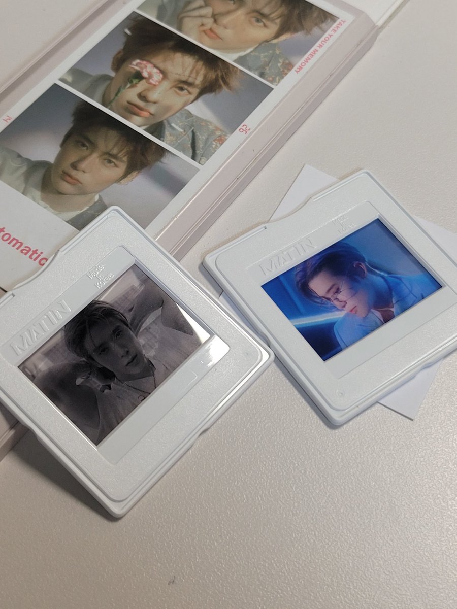 1_first_rose's tweet photo. +아이구 이걸 빼먹었네
슬라이드 너무 예뻐서 키링으로 만들어서 들고 다니고 싶다.... https://t.co/OhffMZFw47