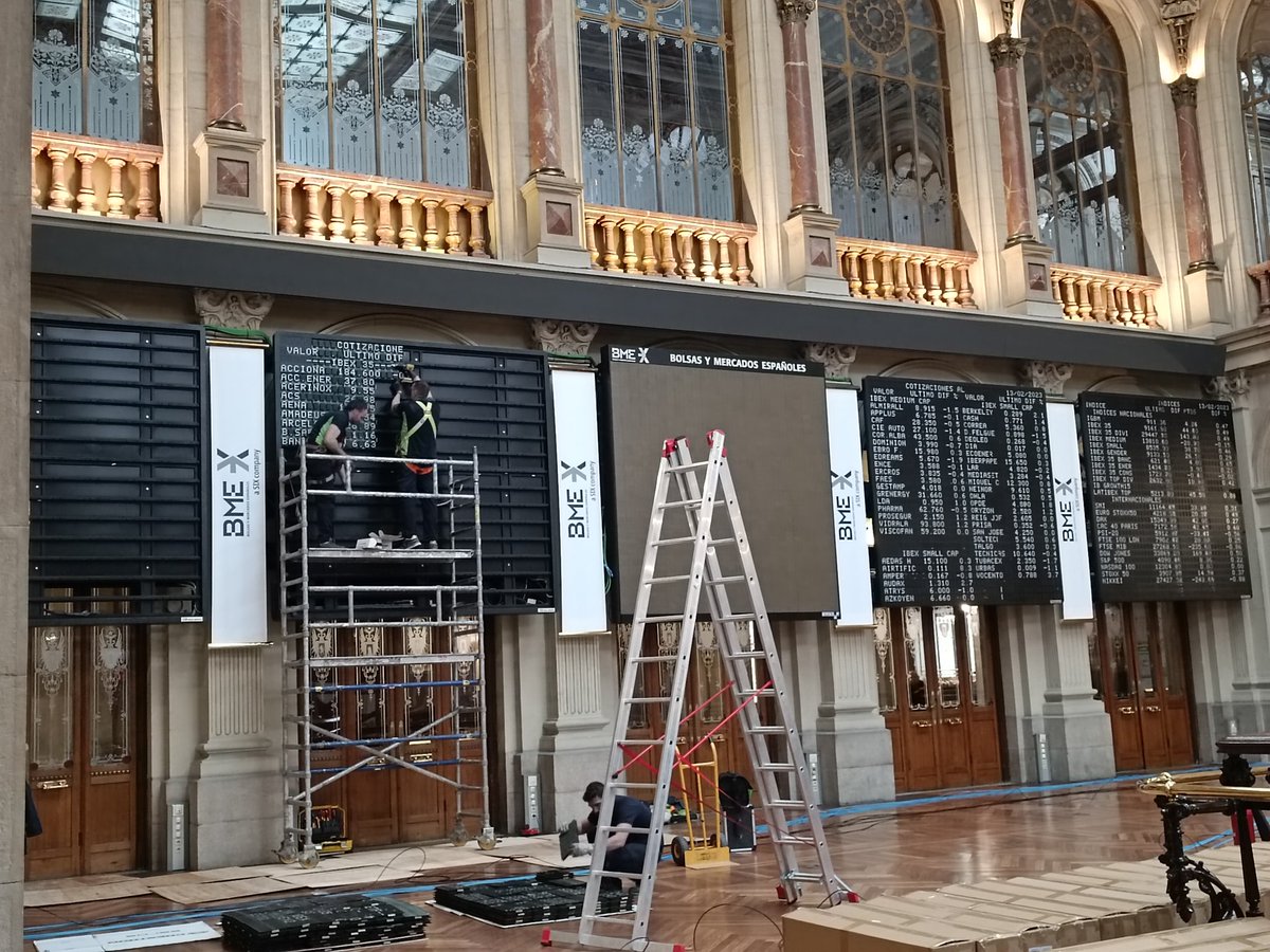 mmmendieta's tweet photo. El fin de una era. @GrupoBME desmantela los paneles analógicos donde se veían las cotizaciones, en la Bolsa de Madrid. En un par de meses los sustituirá por paneles digitales https://t.co/HJyqZgbsp6