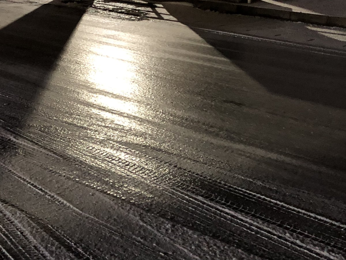 peat_swamp's tweet photo. ミラーバーン？ブラックアイスバーン？❄️

酒田市の国道、市内の道路共にとにかくツルツルど滑るので、出られる方はお気をつけください！ https://t.co/7i8ts0mn9Q