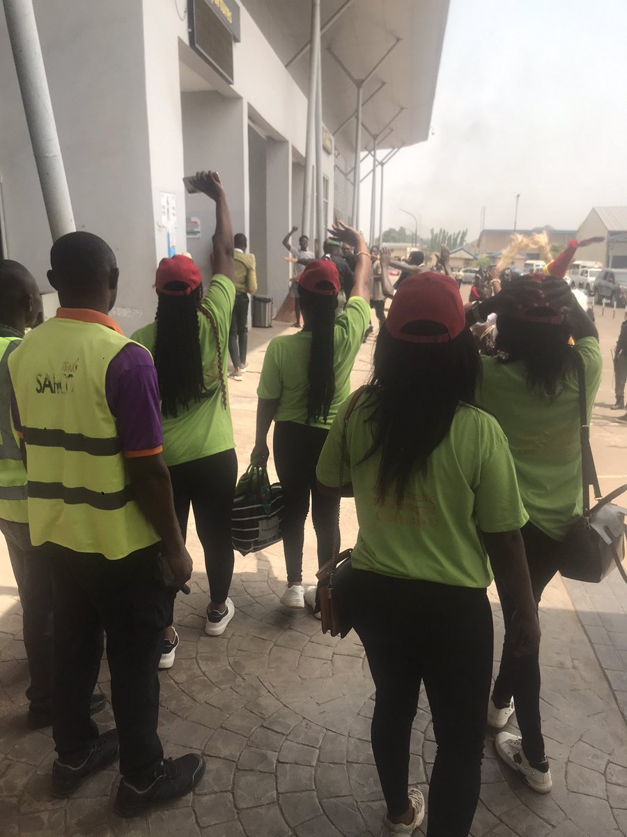 EnuguGod's tweet photo. Today I saw this man arrive Akanu Ibiam Airport, Enugu this morning around 8am

I was still in the airport when he came back around 12

The time is 1:30, his entourage is still here waiting for him to return back

Bikonu, this man is too dedicated for us to miss this chance😩 https://t.co/Ed003e3TLT