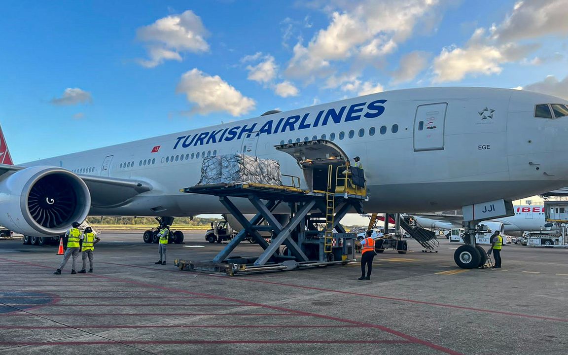 ✈️ #ShelterBox tents are being loaded onto a flight and will be soon making their way to people in the affected areas of #Türkiye and #Syria.

Thank you to <a href="/TurkishAirlines/">Turkish Airlines</a> for the free of charge flight, and to our amazing <a href="/Rotary/">Rotary International</a> contacts for helping to coordinate.