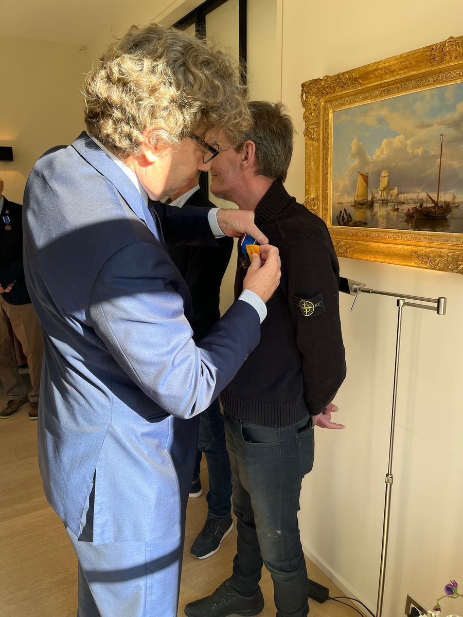 PJKleiweg's tweet image. “Te lang waren de ervaringen van de militairen van #Dutchbat III niet erkend. Er was na Srebrenica te weinig nazorg en te weinig steun”, aldus @MinPres op 18 juni 2022.

Ik overhandigde vandaag het ‘Ereteken voor Verdienste’ aan 4 in België wonende Dutchbat veteranen. @Defensie