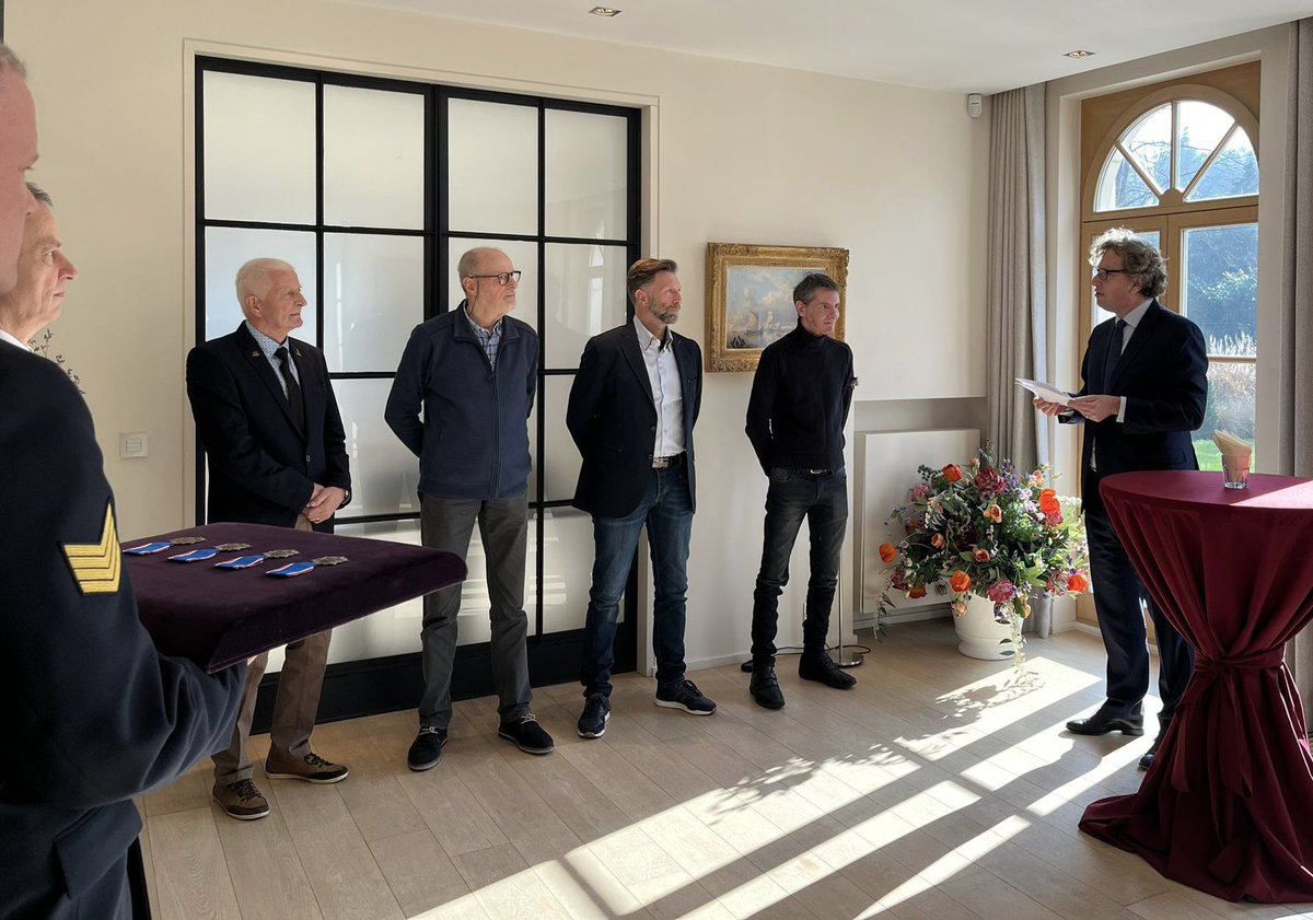 PJKleiweg's tweet image. “Te lang waren de ervaringen van de militairen van #Dutchbat III niet erkend. Er was na Srebrenica te weinig nazorg en te weinig steun”, aldus @MinPres op 18 juni 2022.

Ik overhandigde vandaag het ‘Ereteken voor Verdienste’ aan 4 in België wonende Dutchbat veteranen. @Defensie