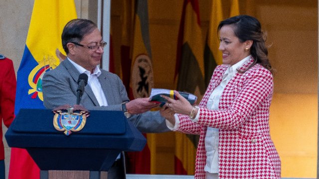 lasillavacia's tweet photo. La reforma a la salud que entregaron @petrogustavo y @carolinacorcho al Congreso propone un cambio profundo:

🩺Acaba con la figura de las EPS
🩺El riesgo lo asumen los hospitales
🩺La Nueva EPS adquiere superpoderes
🩺Le da superpoderes a Petro
🩺Aún no hay plazos claros

Hilo🧶 https://t.co/9OyUEjzQ8D