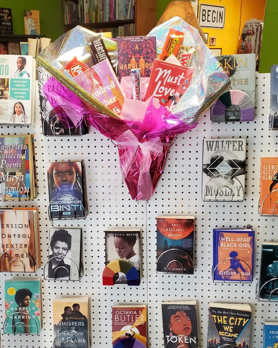 PagesAplenty's tweet photo. HAPPY VALENTINE'S DAY Book Family! I have already delivered two bouquets 🥰😍! I can't show them all yet, but I promise to post when allowed 🤭😉. I do have a few ready made bouquets in the shop, so stop by if books are your love language or your lover's 😏😘. 

#BookBouquets https://t.co/3mRAosFje9