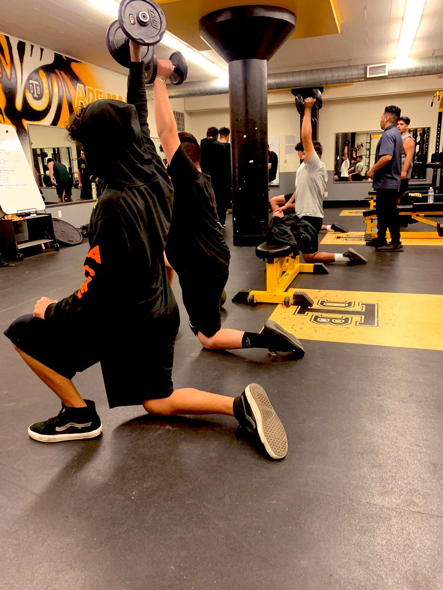 BoscoTechFB's tweet photo. The Tigers are working 💪🏼 #Tigerball #OneTeamOneEffort https://t.co/MomznNW9Yl