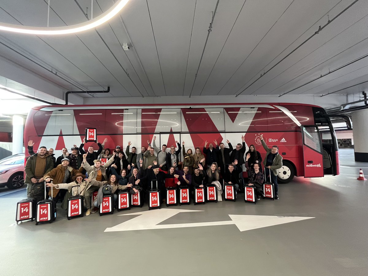 Met gepast vervoer op ‘trainingskamp’ in aanloop naar de 250ste voorstelling van morgen! 😉🚌

#teamuitje #castencrew