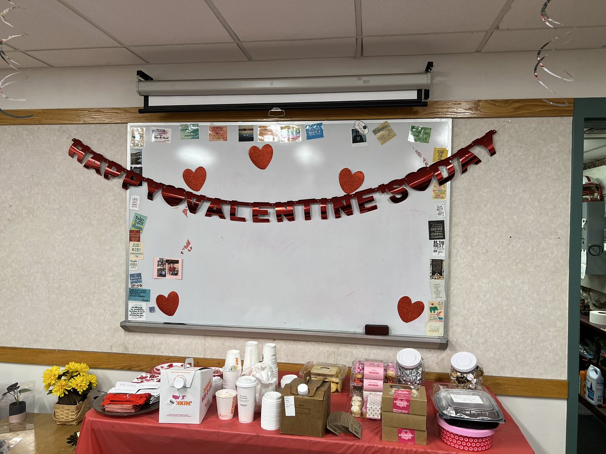 It’s L❤️VE Day at Lincoln! 

We love our Lion Pride! 🦁❤️

Thanks to all of the donors and volunteers who made this day full of sweet joy… and of course to the educators and staff who give our students love everyday.

@MEAMelroseMA <a href="/MelrosePS/">MelrosePublicSchools</a> 
#ValentinesDay