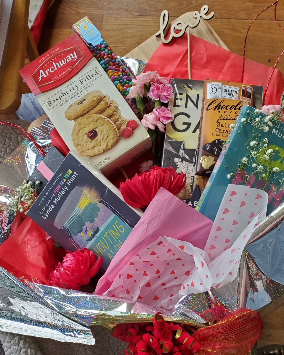 PagesAplenty's tweet photo. HAPPY VALENTINE'S DAY Book Family! I have already delivered two bouquets 🥰😍! I can't show them all yet, but I promise to post when allowed 🤭😉. I do have a few ready made bouquets in the shop, so stop by if books are your love language or your lover's 😏😘. 

#BookBouquets https://t.co/3mRAosFje9