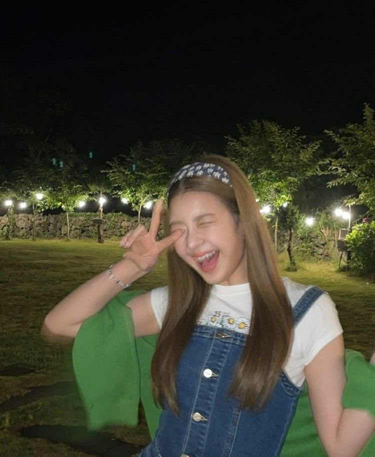 ⠀
 
            NICOLETTE.  —  sns update !
            • 11 : 28 pm ╱ O2 / 14 / 23

             — “ being alone is fun too. ”

ㅤ