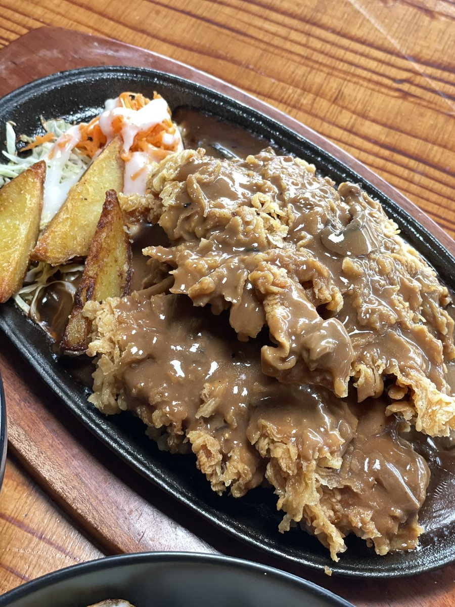 Ariefboediman's tweet photo. Nasi katsu+es teh cuma 15ribu disini, ricebowl andalan nih, varian ga banyak tapi saosnya enak! Apalagi buat penggemar salted egg rekomendasi masrip langsung kesini, murah meriah dan kuentel sekali. Selain ricebowl ada juga chicken steak hotplate #kulyog https://t.co/B6HZNh0uQk