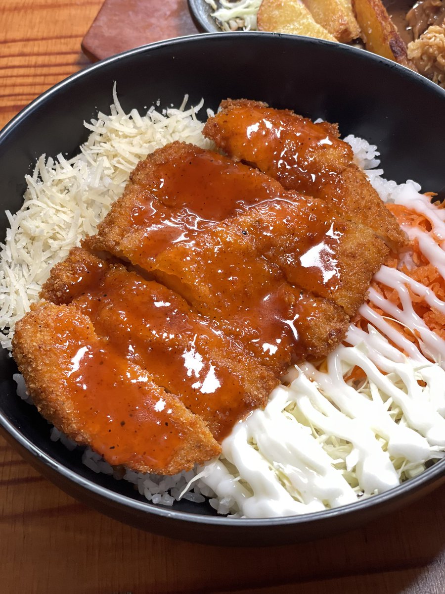 Ariefboediman's tweet photo. Nasi katsu+es teh cuma 15ribu disini, ricebowl andalan nih, varian ga banyak tapi saosnya enak! Apalagi buat penggemar salted egg rekomendasi masrip langsung kesini, murah meriah dan kuentel sekali. Selain ricebowl ada juga chicken steak hotplate #kulyog https://t.co/B6HZNh0uQk