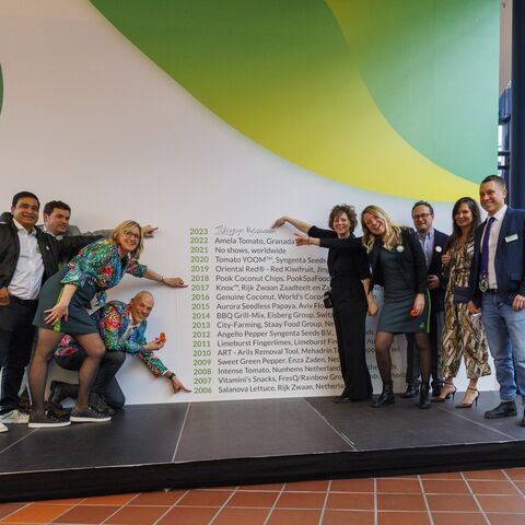 rijkzwaanES's tweet photo. Nuestro pimiento Tatayoyo® ha obtenido el Premio a la Innovación 🏆en @Fruit_Logistica 2023. Agradecer enormemente a los votantes y organizadores de esta feria en Berlín por ser tan exitosa. #sharingahealthyfuture #freshlyforward #fruitlogistica2023 #tatayoyo #innovationaward https://t.co/3ij27aCjbu