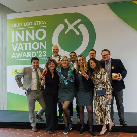 rijkzwaanES's tweet photo. Nuestro pimiento Tatayoyo® ha obtenido el Premio a la Innovación 🏆en @Fruit_Logistica 2023. Agradecer enormemente a los votantes y organizadores de esta feria en Berlín por ser tan exitosa. #sharingahealthyfuture #freshlyforward #fruitlogistica2023 #tatayoyo #innovationaward https://t.co/3ij27aCjbu