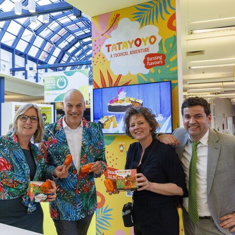 rijkzwaanES's tweet photo. Nuestro pimiento Tatayoyo® ha obtenido el Premio a la Innovación 🏆en @Fruit_Logistica 2023. Agradecer enormemente a los votantes y organizadores de esta feria en Berlín por ser tan exitosa. #sharingahealthyfuture #freshlyforward #fruitlogistica2023 #tatayoyo #innovationaward https://t.co/3ij27aCjbu