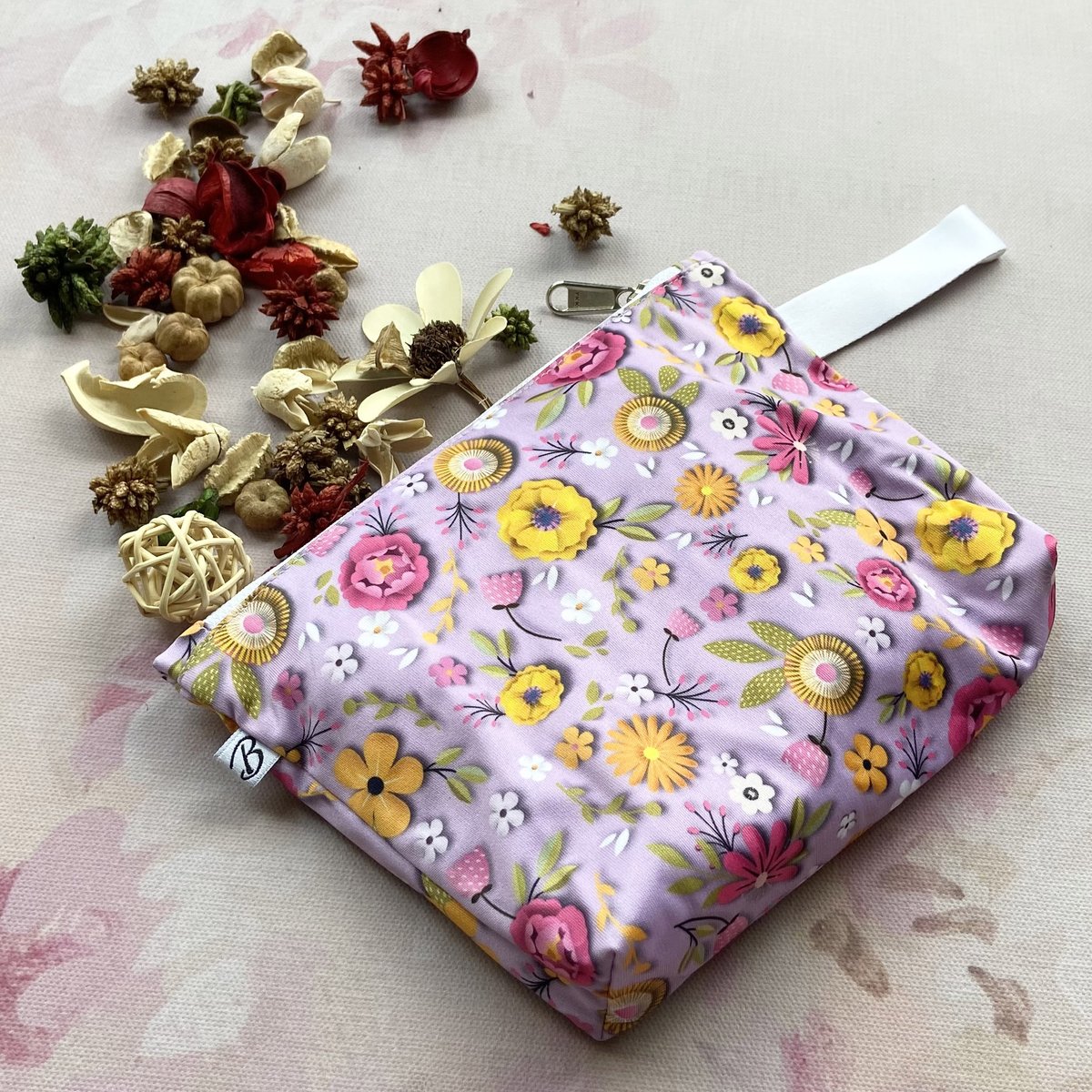 BhoomiClothPads's tweet photo. Our minibags can hold 6 Medium OR Large OR 5 XL Bhoomi pads. While stepping out of home for long - going to office/college/school you can use 1 minibag to store used pads &amp; other for unused ones.
It can be used for a multitude of purposes.
https://t.co/ayxg8wjyOG

#accessories https://t.co/sobHK1SBM6