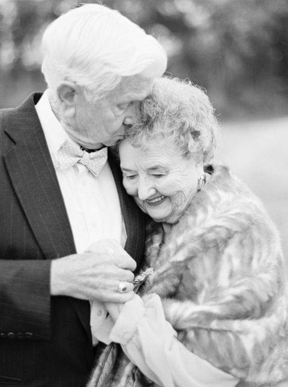 "Mi marido John y yo estuvimos casados durante 46 años
Cada día de San Valentín me mandaba las flores más bonitas y una nota con cinco sencillas palabras:Mi amor por ti crece
Cuatro hijos,46 ramos y una vida de amor fue su legado para mí cuando falleció hace dos años.En mi primer
