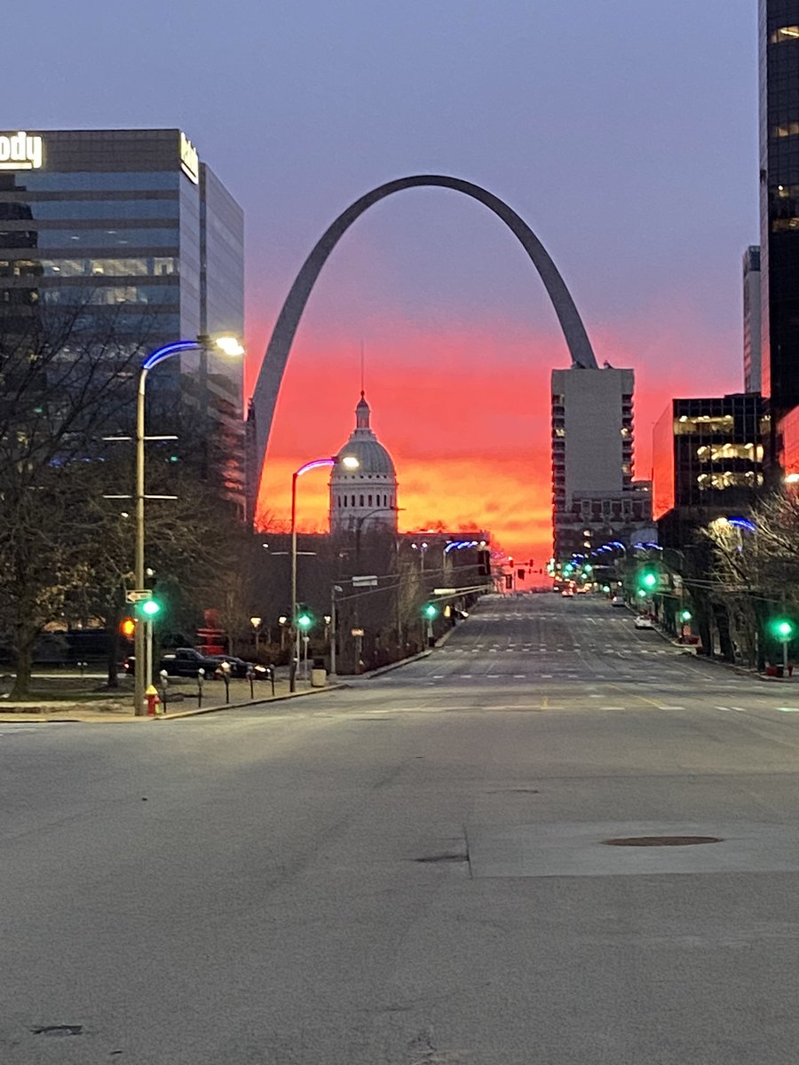 mightyjofoto's tweet photo. Beautiful sunrise this morning @WthrmnSlaughter has your windy and wet forecast @ksdknews #TISL https://t.co/xdORmdP7vZ