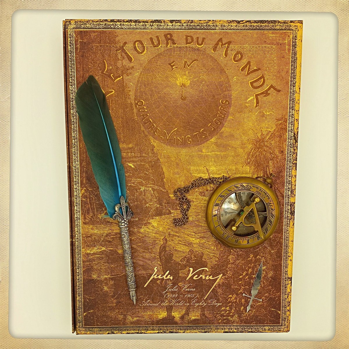 JerySchober's tweet photo. Ich konnte an dieser #Manuskriptbox von #Paperblanks nicht vorbeigehen. Jules Verne! #Phantastik! Ein #Heißluftballon! Praktisch wie für mich gemacht, da ich einen #Fantasyroman geschrieben habe, in dem ein Ballon eine tragende Rolle spielt.

#AustrianFantasy #Schwertfeder https://t.co/Bx6EwGghKr