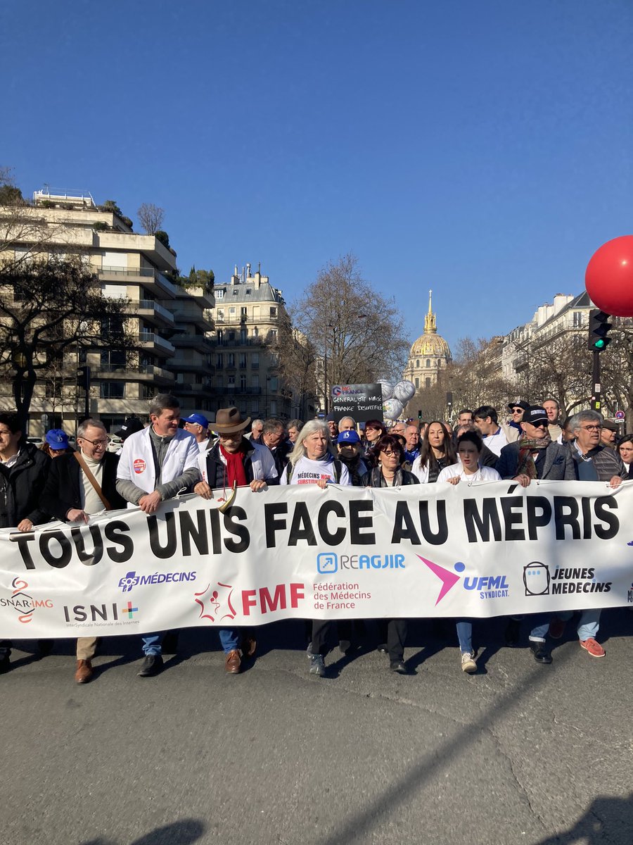 La gronde des médecins généralistes à Paris. Ils sont une centaine de la <a href="/F3PaysdelaLoire/">France 3 Pays de la Loire</a> a s'être déplacés. Ce soir 19/20