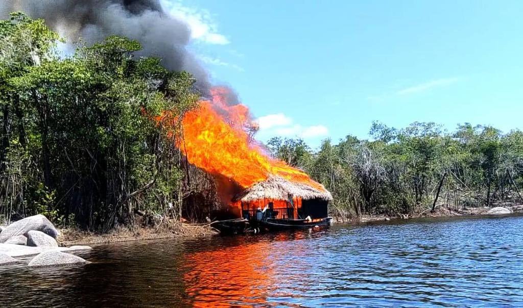 CEOFANBVE's tweet photo. 🔁RT || GJ @dhernandezlarez: No se permitirá la explotación minera en los Parques Nacionales. #FANB destruye balsa minera contaminante de los ríos y del medio ambiente en zona de seguridad del Estado. #FANB🇻🇪 #CEOFANB https://t.co/r859a9QusP