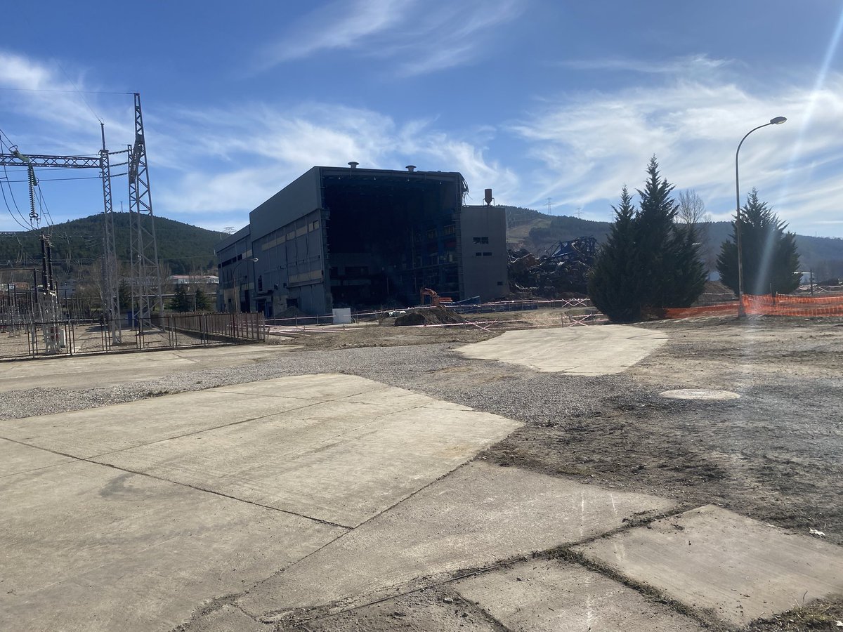 rrocasalamero's tweet photo. Transición justa en la central térmica de La Robla, León. Así están las obras de desmantelamiento. Aquí se va a construir una enorme planta de hidrógeno renovable @Naturgy @enagas y una de biomasa de REOLUM https://t.co/GqKSYEhHXU