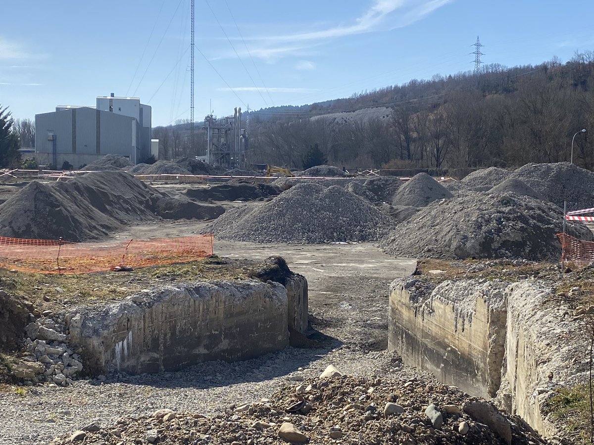 rrocasalamero's tweet photo. Transición justa en la central térmica de La Robla, León. Así están las obras de desmantelamiento. Aquí se va a construir una enorme planta de hidrógeno renovable @Naturgy @enagas y una de biomasa de REOLUM https://t.co/GqKSYEhHXU