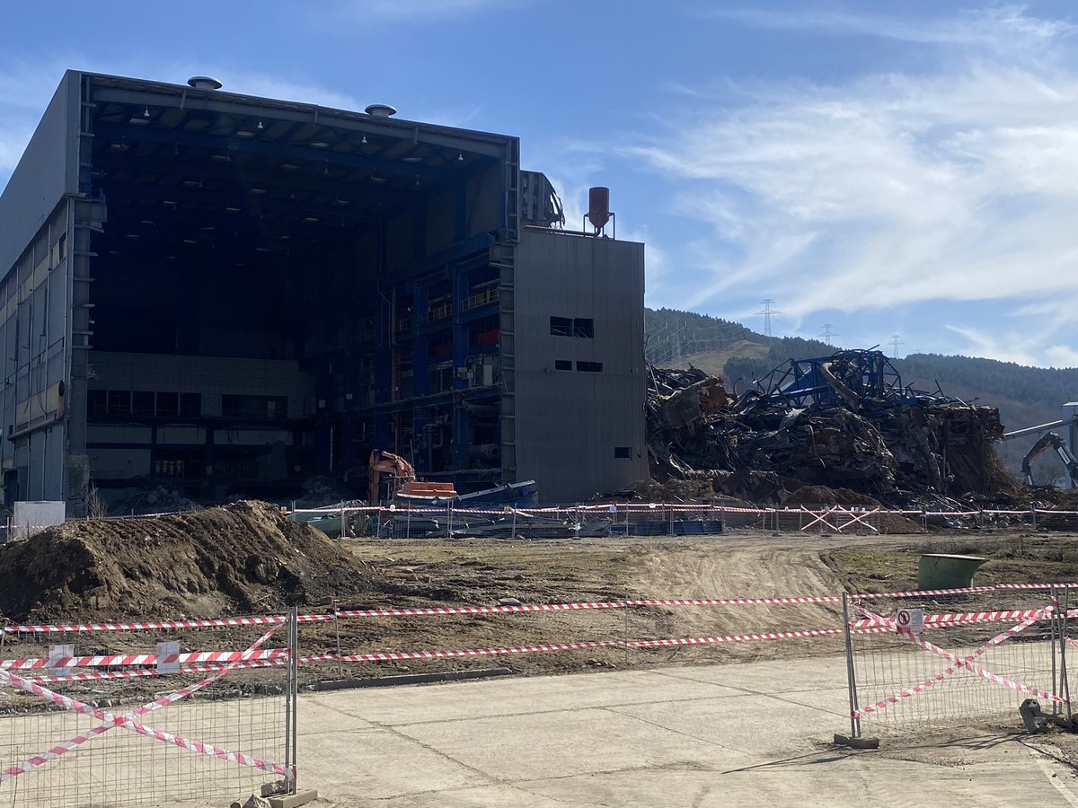 rrocasalamero's tweet photo. Transición justa en la central térmica de La Robla, León. Así están las obras de desmantelamiento. Aquí se va a construir una enorme planta de hidrógeno renovable @Naturgy @enagas y una de biomasa de REOLUM https://t.co/GqKSYEhHXU