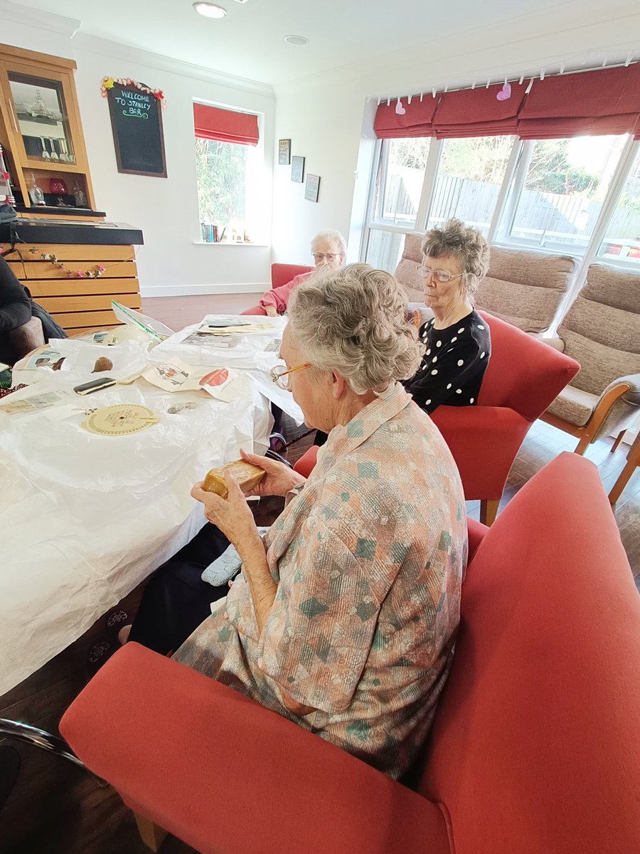 futurecaregroup's tweet image. Acacia #CareCentre residents spent their morning in an #objecthandling #session with Paulette from the #Museum of Croydon. Paulette brought a range of #WWII and Victoria era related #objects. It was great to see our residents engaging in #reminiscence and amazing #storytelling !