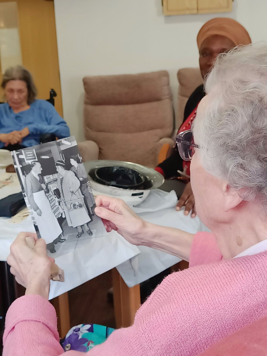 futurecaregroup's tweet image. Acacia #CareCentre residents spent their morning in an #objecthandling #session with Paulette from the #Museum of Croydon. Paulette brought a range of #WWII and Victoria era related #objects. It was great to see our residents engaging in #reminiscence and amazing #storytelling !