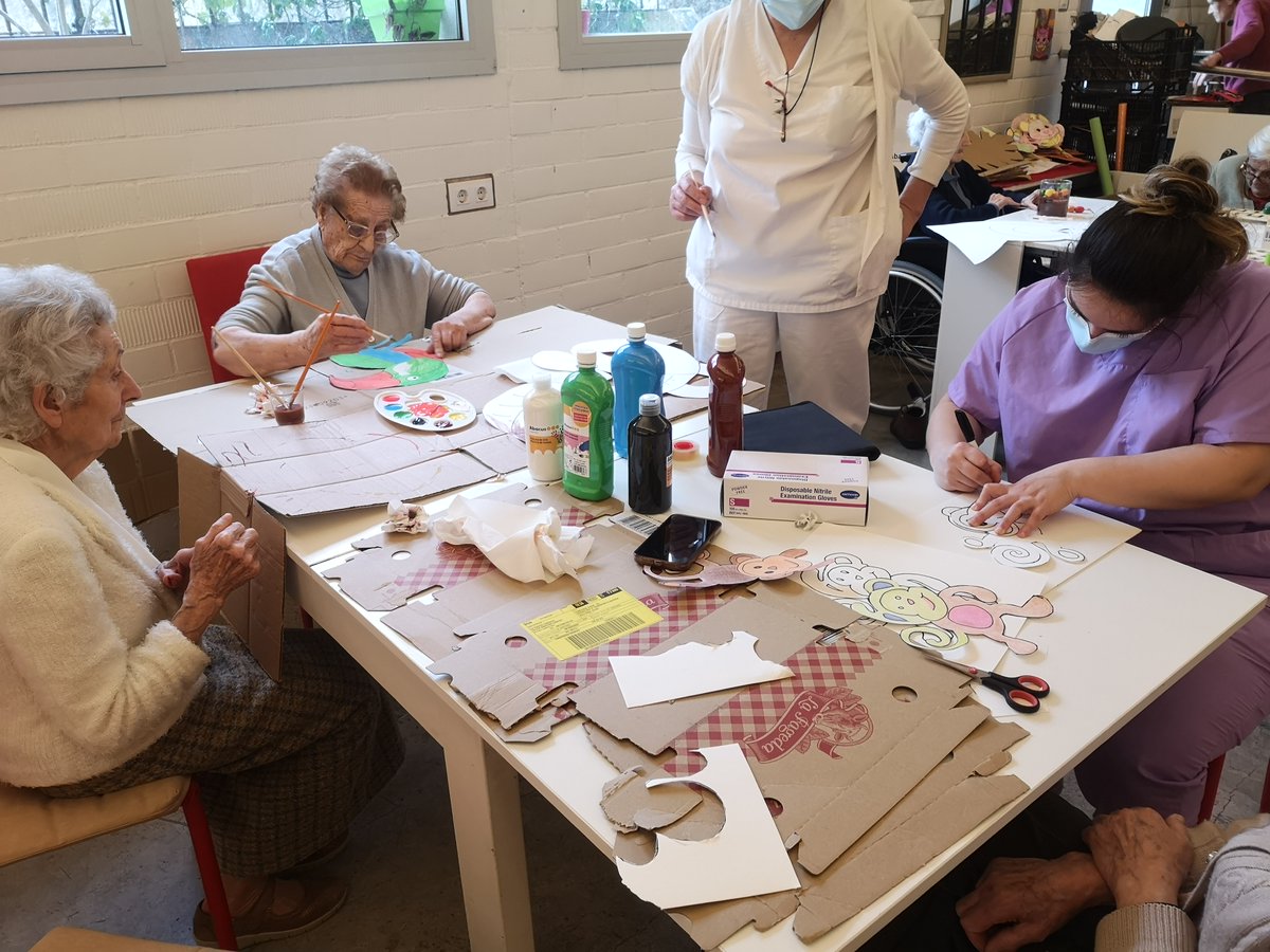 latardorOlot's tweet photo. 🌴 Continuem treballant amb la decoració de diversos espais per el #CarnavalOlot
#Olot #Garroxta #gentgran #creatius #noumodel https://t.co/75QhVAM6lZ