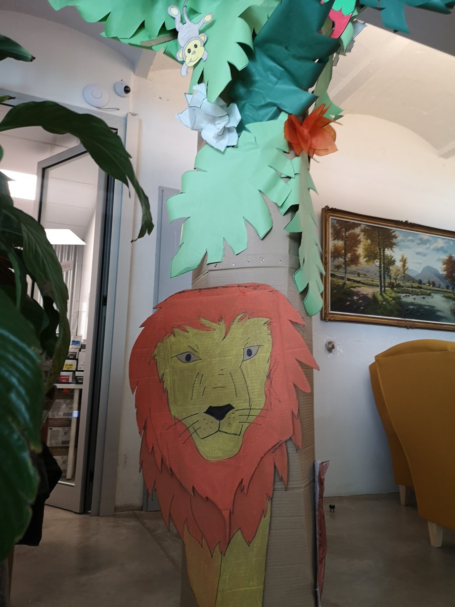 latardorOlot's tweet photo. 🌴 Continuem treballant amb la decoració de diversos espais per el #CarnavalOlot
#Olot #Garroxta #gentgran #creatius #noumodel https://t.co/75QhVAM6lZ