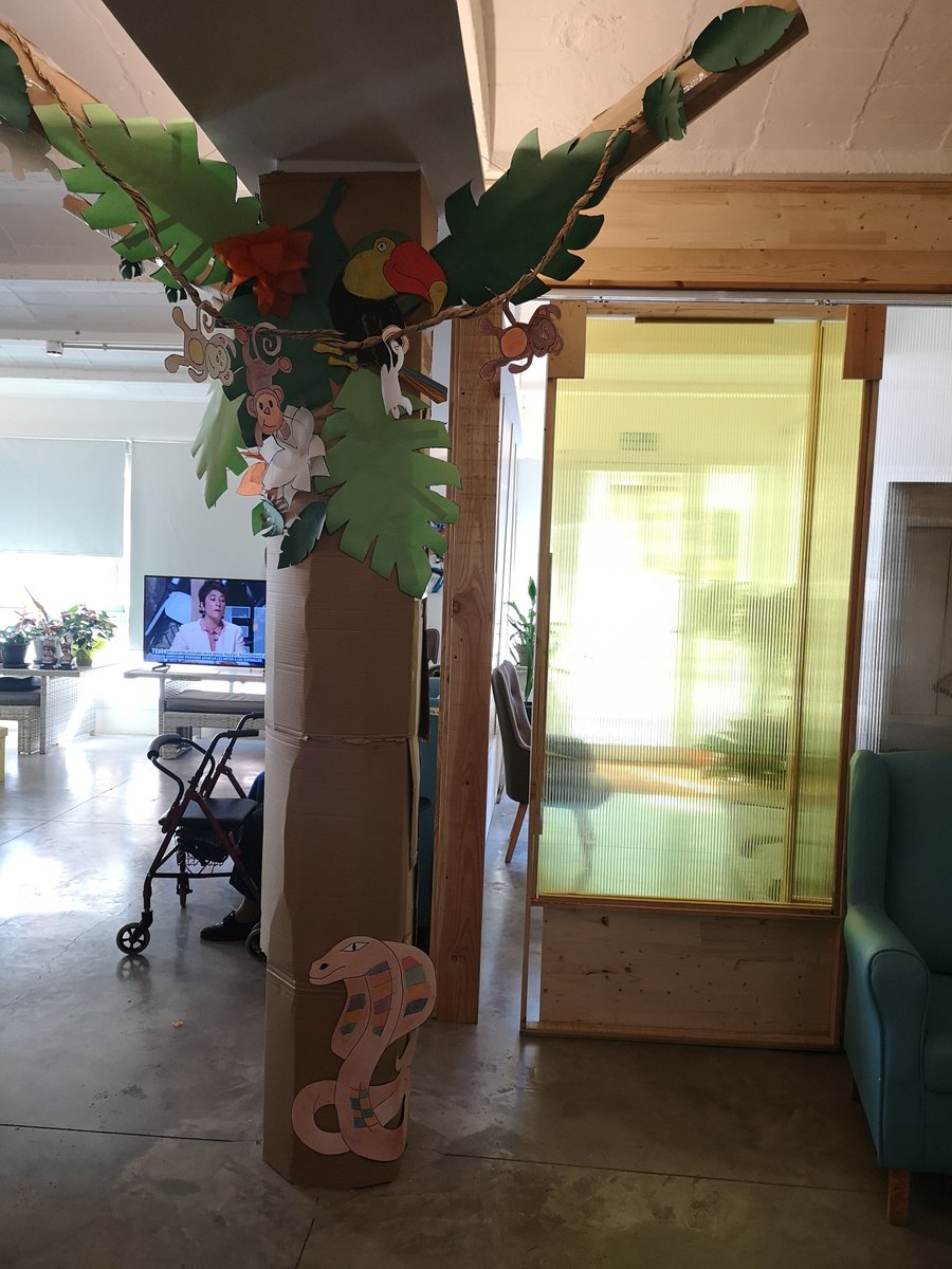 latardorOlot's tweet photo. 🌴 Continuem treballant amb la decoració de diversos espais per el #CarnavalOlot
#Olot #Garroxta #gentgran #creatius #noumodel https://t.co/75QhVAM6lZ