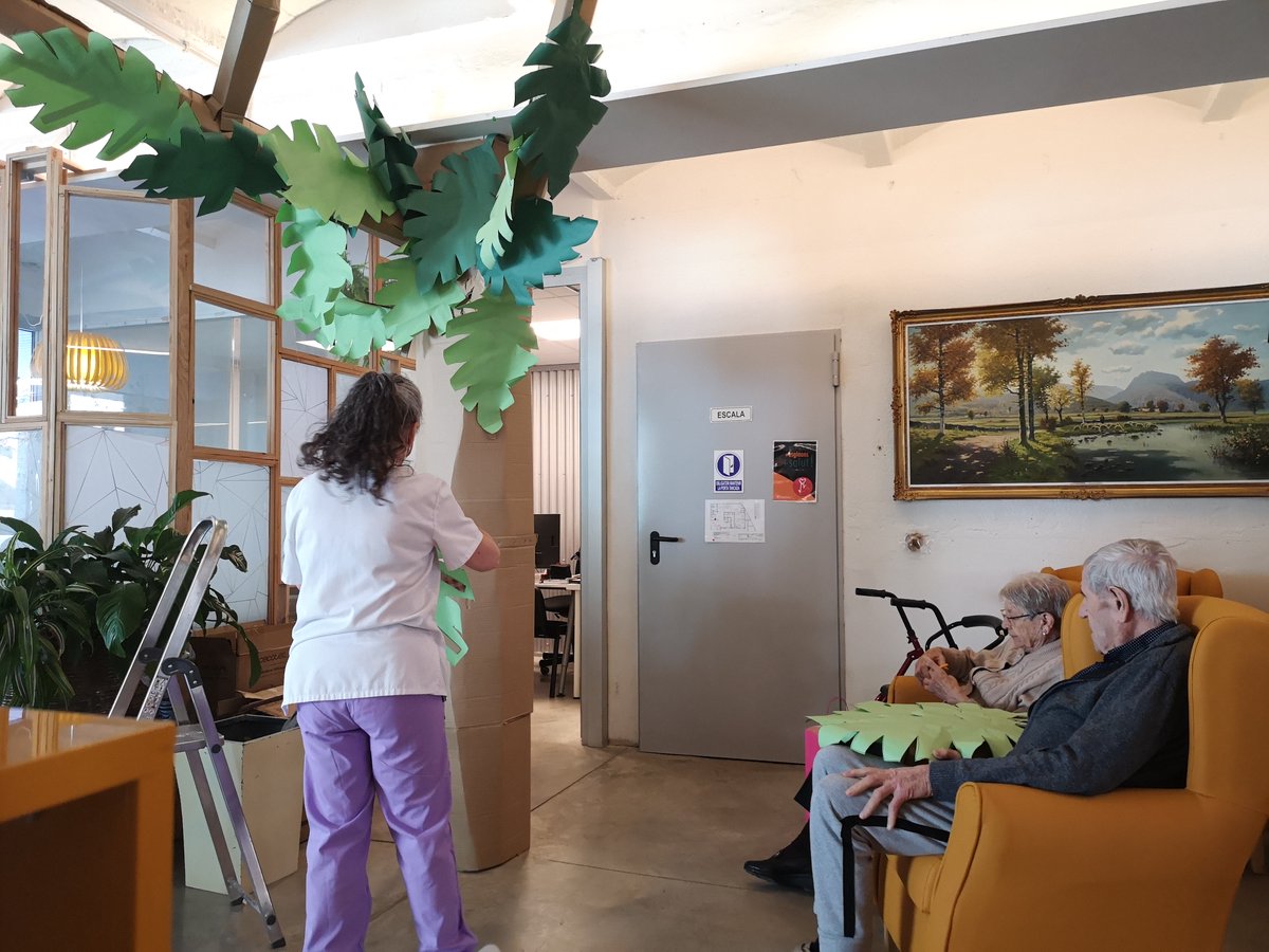 latardorOlot's tweet photo. 🌴 Continuem treballant amb la decoració de diversos espais per el #CarnavalOlot
#Olot #Garroxta #gentgran #creatius #noumodel https://t.co/75QhVAM6lZ