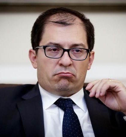Pelicolombianas's tweet photo. ¿Cuál es el peor Fiscal en la historia de Colombia? 🤔 #FiscaliaCorrupta 

Nestor Humberto Martínez RT 🔁  // Francisco Barbosa FAV ❤️ https://t.co/vroEh4LvN2
