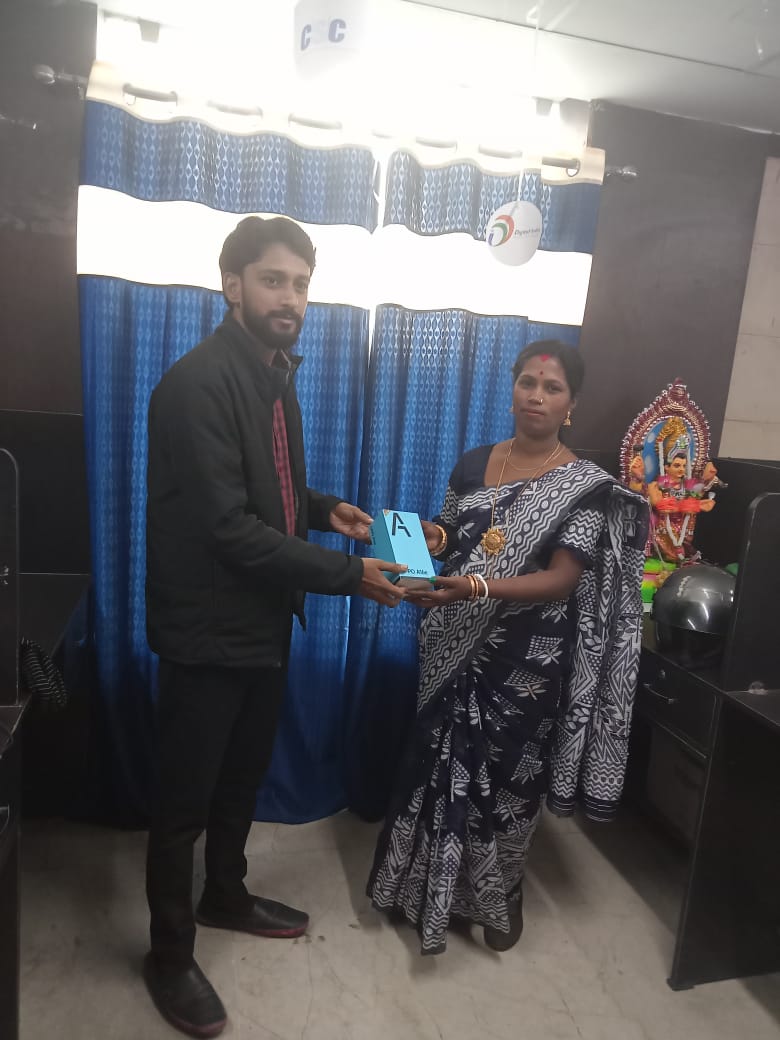 CscDhalai's tweet photo. Best performing woman #VLE in #TeleLaw, receiving a gift as a token of recognition from SPM, #CSCSPV, Tripura State. https://t.co/i87e6rxWSQ