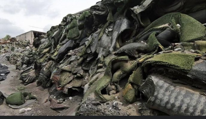 Hello dear ones💚🌳Would any of you know of a pile of discarded artificial grass anywhere in the UK? Something like this? Asking for a friend …