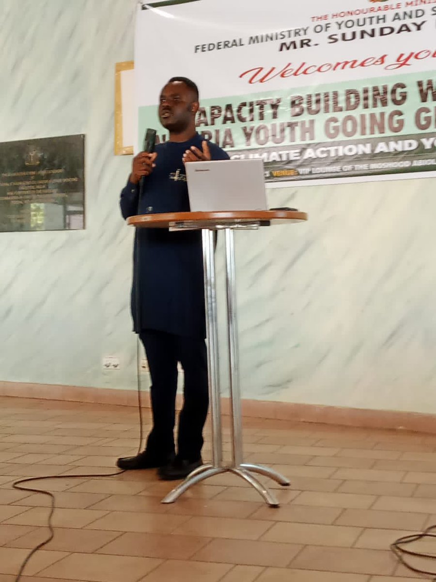 Facilitating a session on Introduction to Climate Action at the Capacity Building Workshop on Nigeria Youth going Green Initiatives. Thanks to @NigeriaFMYS