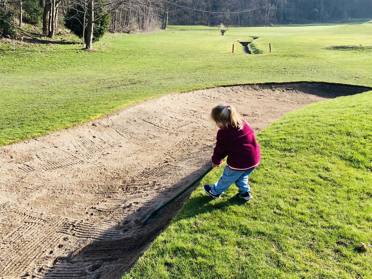 Hansonprogolf's tweet photo. Great fun getting them out for 5️⃣ holes on the #BlueCourse at Longley Park!
What a day for it! ☀️
Even Izzy had a go, but think she enjoyed the bunker raking more 🏖️ #CourseEtiquette https://t.co/y67KhLnOG8