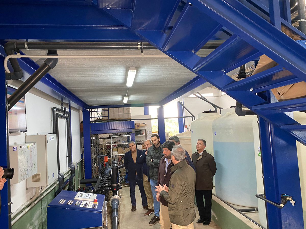 El jefe del Ejecutivo regional, Fernando López Miras, visita una finca de cítricos de la empresa Mariano Sáez, en Alhama de Murcia: “En la Región aprovechamos cada gota de agua para seguir abasteciendo a Europa”