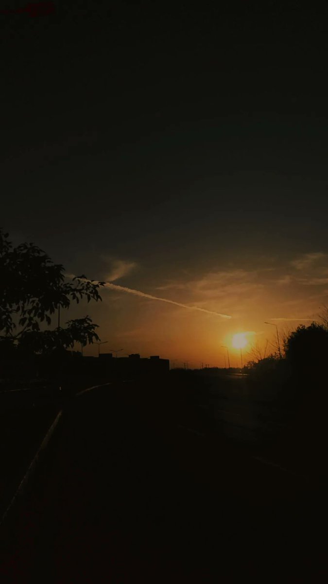 boredfamma's tweet photo. for the past 2 days, we've been observing this certain trail from probably jets.

anyhow, today a friend said that,"pindi islamabad mein sab logoun ne ye dekha hai, matlab aasmaan kitna barra hai, it's sort of the same thing as 'atleast we're under the same sky'." https://t.co/ys8XAMgUNS