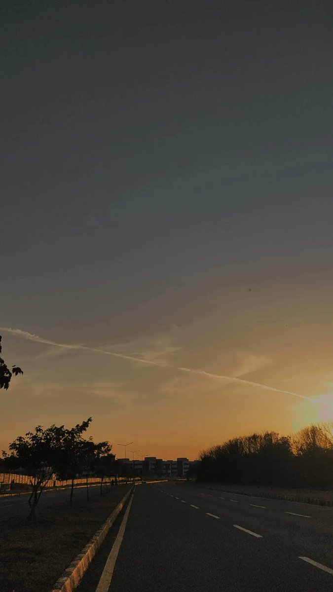 boredfamma's tweet photo. for the past 2 days, we've been observing this certain trail from probably jets.

anyhow, today a friend said that,"pindi islamabad mein sab logoun ne ye dekha hai, matlab aasmaan kitna barra hai, it's sort of the same thing as 'atleast we're under the same sky'." https://t.co/ys8XAMgUNS