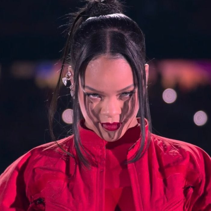 choquei's tweet photo. 🚨MÚSICA: Após performance no #SuperBowl, Rihanna emplacou 18 canções no top 50 dos EUA. https://t.co/Z3I8QBNeaH