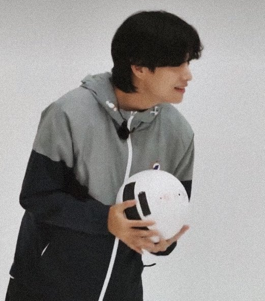 taehyung pretty hands tweet media