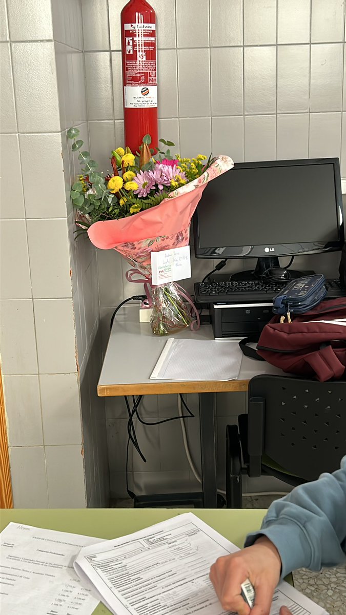 andreah_2315's tweet photo. Me ha enviado flores al cole<3 https://t.co/dUijKtJv29