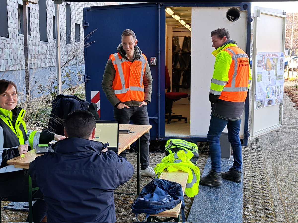 JeroenHaan1's tweet photo. De #dijkwachten van @HDSR_waterschap oefenen voor #dijkbewaking bij #hoogwater én bij #droogte. Vinden van #schades, gebruik van #dijkwachtersapp, communicatie met hoofd #dijkpost in de #noodcontainer, goed om even op te frissen. Dank voor ieders professionele, geoefende inzet. https://t.co/OkscLs8UwE