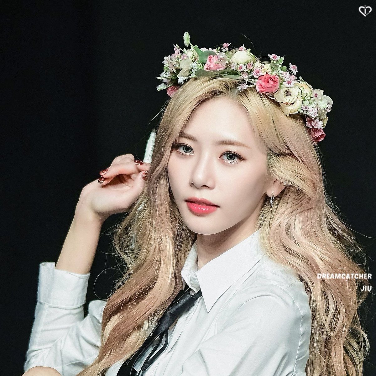 npomvtt's tweet photo. Ninguém me prova que a JiU do Dreamcatcher não é uma divindade visitando a terra, olha essa mulher meus amigos https://t.co/0LNqFCwB0Y